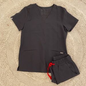 FIGS CASMA THREE POCKET SCRUB TOP - XS